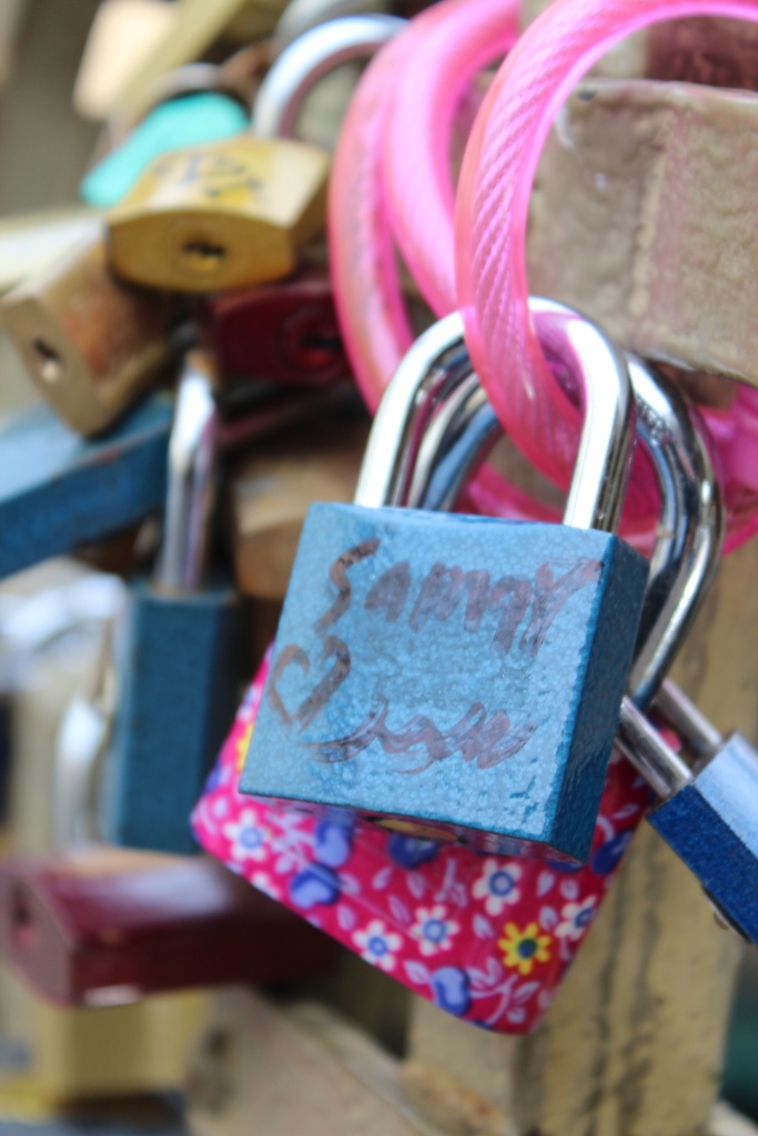 ca me rappelle Cologne ca! Les amoureux mettent un cadenas...