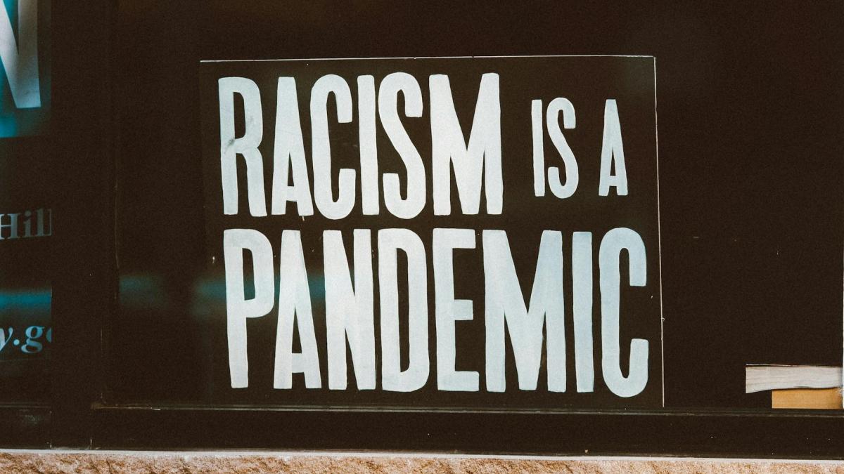 Victime de racisme en rue : comment réagir ?